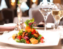 Genießen Sie köstliche Abendessen, die von den geschickten Köchen zubereitet werden.