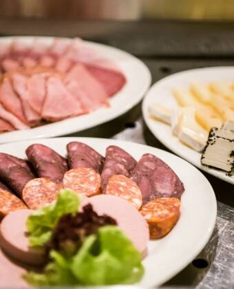 Enjoy a delightful package including breakfast, afternoon coffee and cake, a dinner, and a tasty takeaway lunch.
