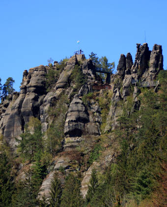 Die markanten Sandsteinfelsen rund um Oybin und im Zittauer Gebirge sind absolut sehenswert.