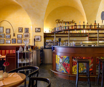 Die einladende Bar serviert Getränke und kleine Snacks – ideal für entspannte Abende.