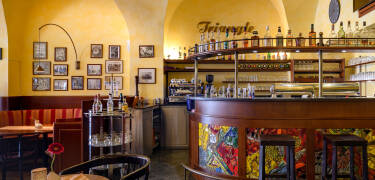 Die einladende Bar serviert Getränke und kleine Snacks – ideal für entspannte Abende.