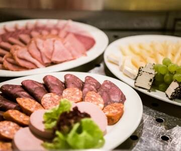 Nyt en deilig pakke med frokost, ettermiddagskaffe og kake, en middag og en smakfull lunsjpakke.