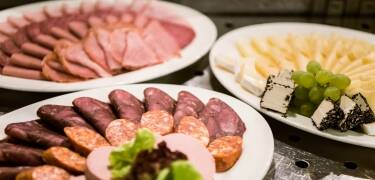 Nyd et dejligt ophold med morgenmad, eftermiddagskaffe med kage, middag og en lækker madpakke til at tage med.