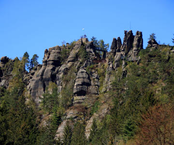 Die markanten Sandsteinfelsen rund um Oybin und im Zittauer Gebirge sind absolut sehenswert.