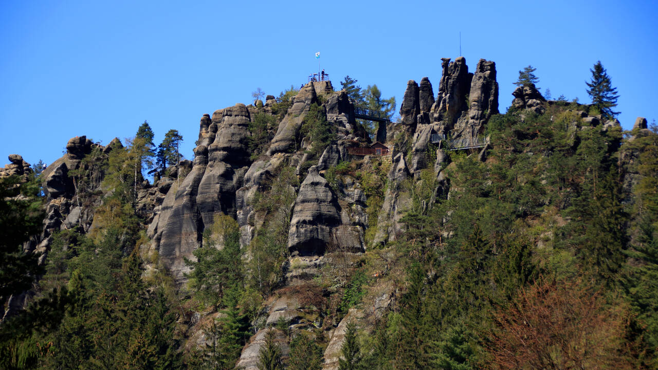 Die markanten Sandsteinfelsen rund um Oybin und im Zittauer Gebirge sind absolut sehenswert.