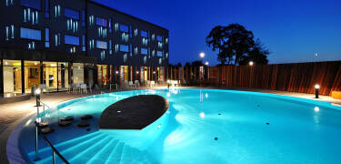 Upplev ett unikt designhotell med spa, utomhuspool och swim-up bar.