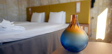 Sov omgiven av originalglaskonst från Kosta Boda i individuellt utformade rum.