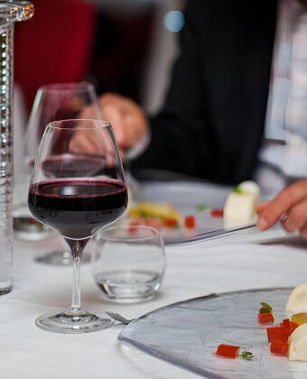 Das Hotel bietet verschiedene gastronomische Einrichtungen, darunter ein À-la-carte-Restaurant, eine Brasserie oder die legendäre Glass Bar.