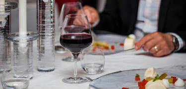 Hotellet byder på flere spisemuligheder, herunder a la carte restaurant, brasserie eller den ikoniske Glass Bar.