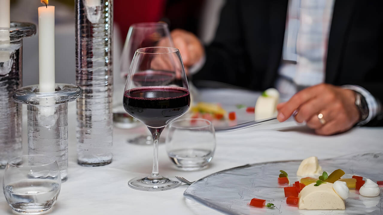 The hotel offers several dining venues, including an a la carte restaurant, a brasserie or the iconic Glass Bar.