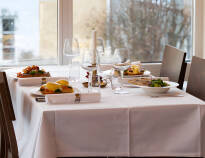 Probieren Sie das wunderbare Restaurant in der nahe gelegenen Halltorps Gästgiveri, wo Sie ausgezeichnetes Essen und Meerblick genießen können.