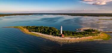 Beliggende i Borgholm på Öland, Sveriges næststørste ø.