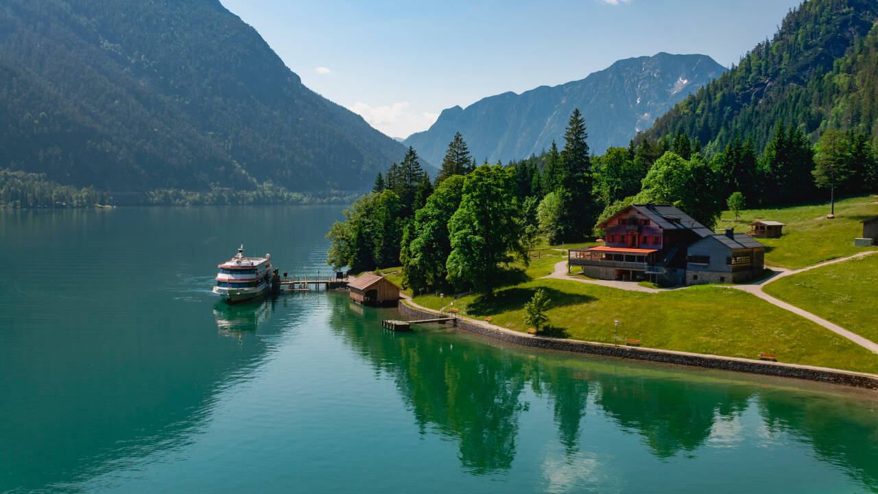 Ein Ausflug zum Achensee verspricht ruhiges Wasser, Bergblicke und entspannte Bootsfahrten.