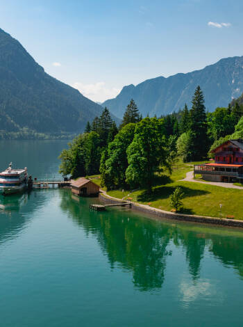 Ein Ausflug zum Achensee verspricht ruhiges Wasser, Bergblicke und entspannte Bootsfahrten.