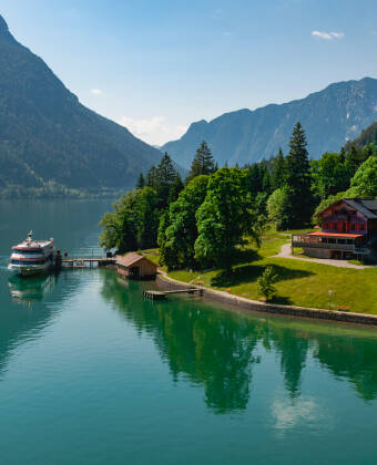 Ein Ausflug zum Achensee verspricht ruhiges Wasser, Bergblicke und entspannte Bootsfahrten.