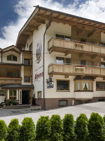 Hotel Alpina Schwendau är ett familjeägt hotell som erbjuder lugn, natur och ett varmt välkomnande.