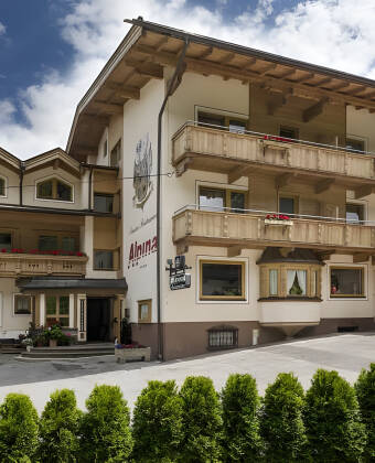 Das Hotel Alpina Schwendau ist ein familiengeführtes Haus, das Ruhe, Natur und herzliche Gastfreundschaft bietet.