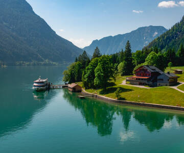 Et besøg ved Achensee byder på roligt vand, bjergudsigter og afslappende bådture.