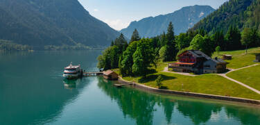 Et besøk ved Achensee gir deg rolig vann, fjellutsikt og avslappende båtturer.