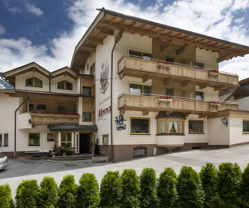 Hotel Alpina Schwendau är ett familjeägt hotell som erbjuder lugn, natur och ett varmt välkomnande.