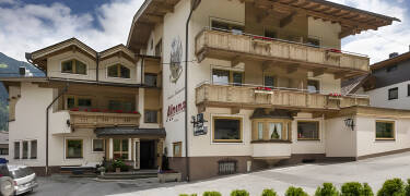 Hotel Alpina Schwendau er et familiedrevet hotel, hvor du mødes af fred, natur og en venlig velkomst.