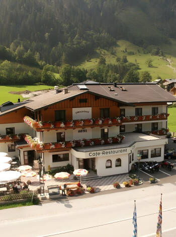 Upplev den varma, personliga atmosfären på detta familjeägda hotell – idealiskt för en sommarsemester i de österrikiska Alperna.