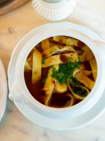 Njut av genuina österrikiska rätter i den mysiga restaurangen eller ute på terrassen.