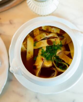 Njut av genuina österrikiska rätter i den mysiga restaurangen eller ute på terrassen.