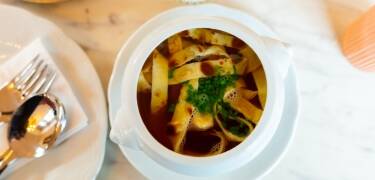 Nyd autentiske østrigske retter i den hyggelige restaurant eller på terrassen.