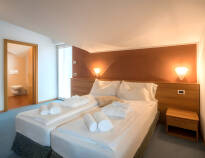 Hotellets værelser er lyse og enkelt indrettede og de fleste har adgang til balkon