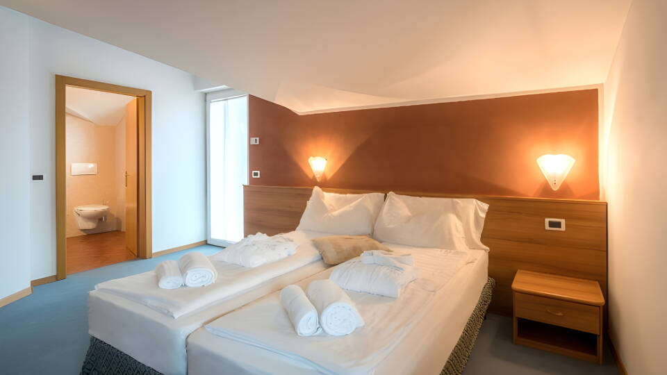 Hotellets værelser er lyse og enkelt indrettede og de fleste har adgang til balkon