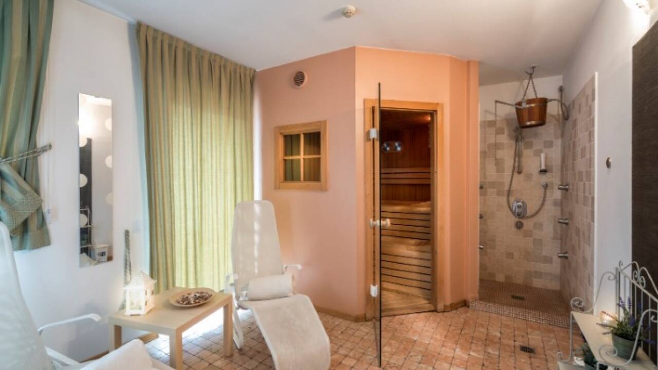 På hotellet er det adgang til badstue og mulighet for skjønnhetsbehandlinger og massasje