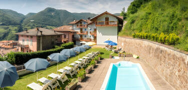 In the garden you can bask in the sun and cool off in the hotel swimming pool