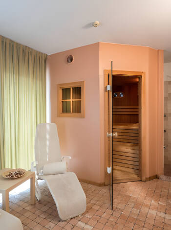 På hotellet kan ni bada bastu och beställa massage och skönhetsbehandlingar.