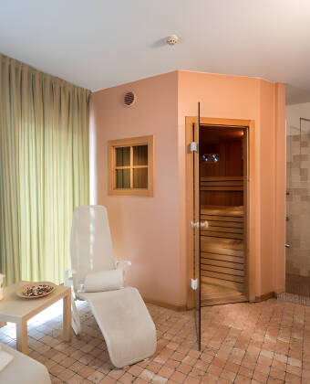 Im Hotel können Sie die Sauna frei nutzen und Sie haben die Möglichkeit für Spa- Behandlungen und Massage.