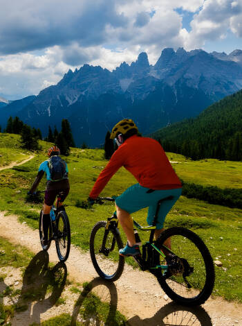 Die Gegend ist besonders zum Radfahren mit Tourenrädern oder Mountainbikes geeignet.