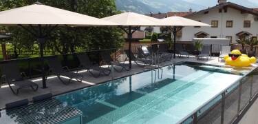 Slap af ved udendørs poolen og solterrassen, hvor du kan nyde alpesolen og udsigten over dalen.