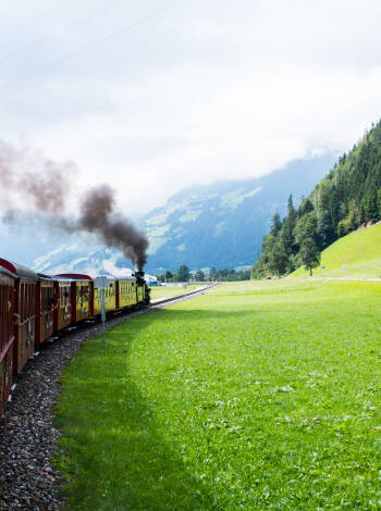 Erleben Sie Nostalgie bei einer malerischen Fahrt mit der historischen Zillertalbahn.