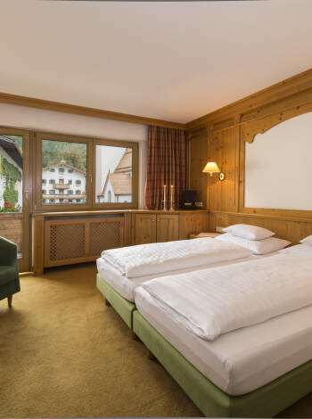 Hotellet erbjuder elegant inredda rum med platt-TV och WiFi.