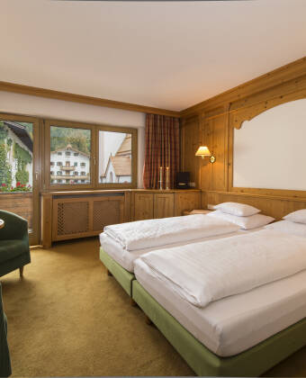 The hotel features elegantly furnished rooms with flat-screen cable TV and WiFi.