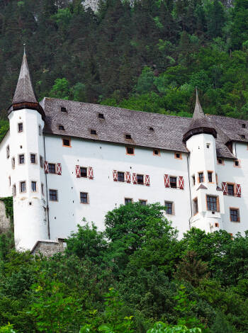 Upplev historian med ett besök på närliggande slottet Tratzberg, en renässanspärla bland bergen.