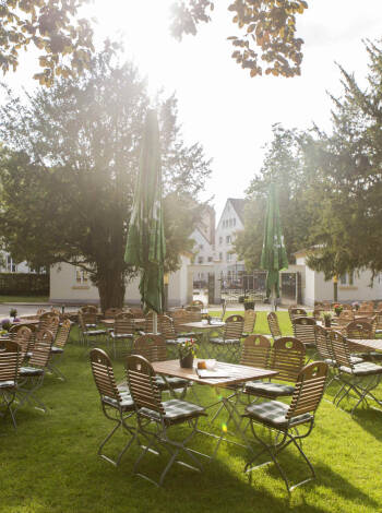 Hotelhaven er det perfekte sted at slappe af i grønne omgivelser.