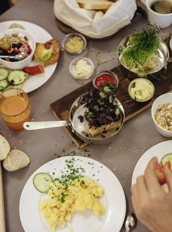 Du kommer att ha ett stort urval av mat och dryck till frukost, middag och i den eleganta hotellbaren.