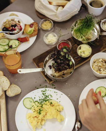 Du vil blive forkælet med valgmuligheder til morgen- og aftensmad i den eksklusive hotelbar!