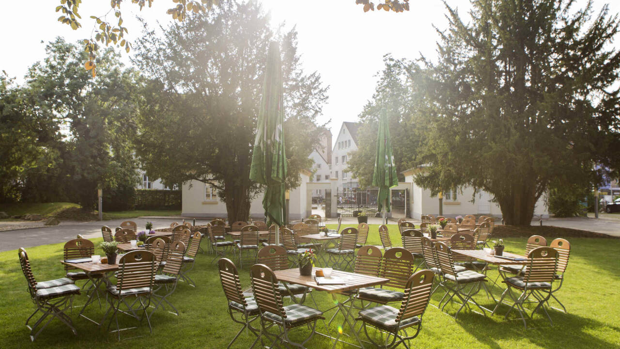 Hotellets trädgård är den perfekta platsen för avkoppling i grönskande omgivningar.