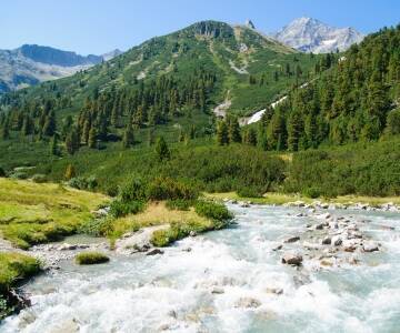 Erkunden Sie den Hochgebirgs-Naturpark mit Wanderwegen und Alpenblick.
