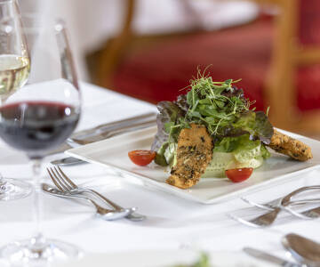 Nyd friske regionale retter tilberedt af det kreative køkkenhold.