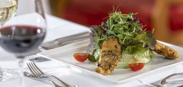 Njut av regionala rätter skapade av det kreativa köksteamet.