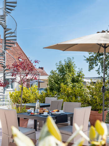 Der sonnige Innenhof des Hotels lädt zum Verweilen bei einem Erfrischungsgetränk ein.