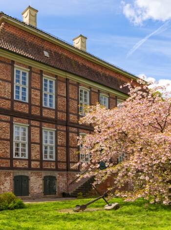 Besuchen Sie die vielen Sehenswürdigkeiten von Bremen und der Region, z.B. das Schloss Schönebeck oder den Stadtgarten.